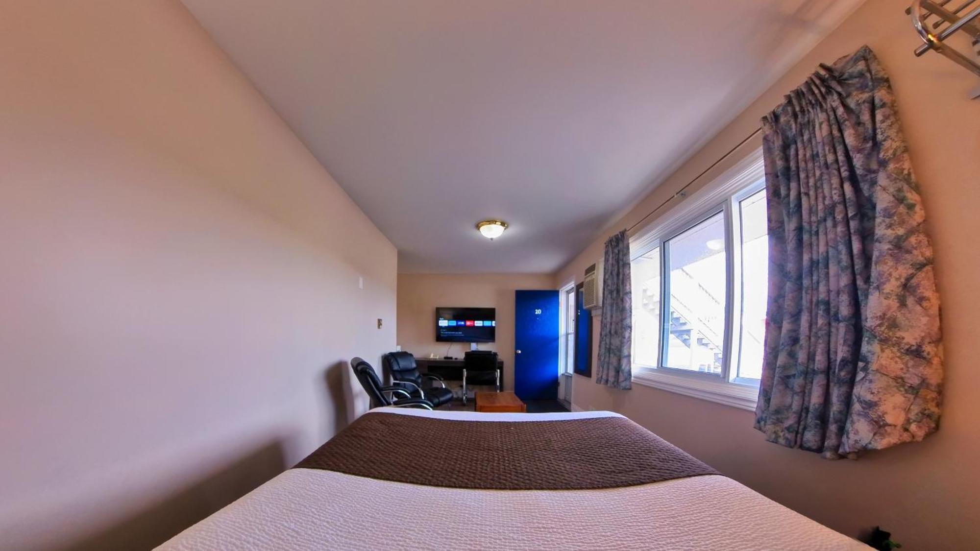 קינקרדין Maple Leaf Inn & Suites מראה חיצוני תמונה