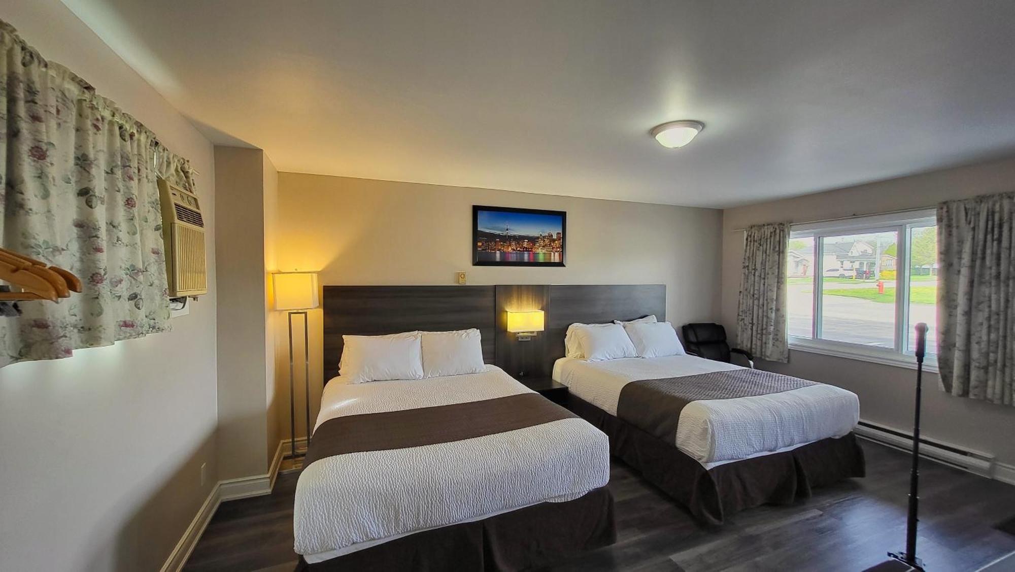 קינקרדין Maple Leaf Inn & Suites מראה חיצוני תמונה